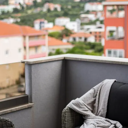Apartment Dina For 6, Okrug Gornji, Sea View, Pool