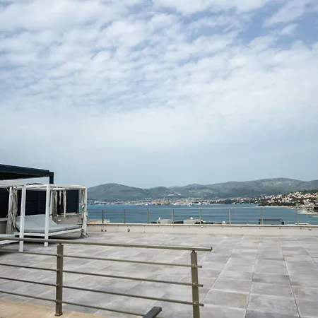 Apartment Dina For 6, Okrug Gornji, Sea View, Pool